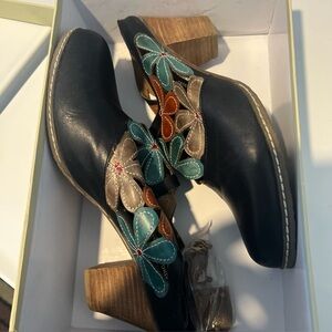 L’ARTISTE Helga-BM Black Multi Floral Embroidered Women's Boots Clogs 10.5-11